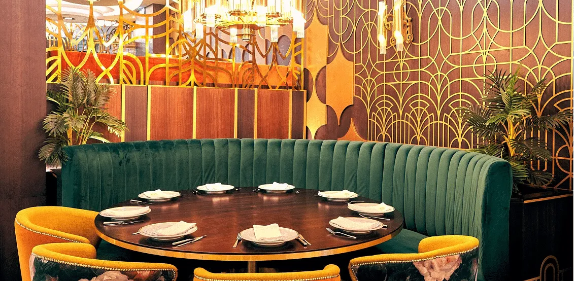 A sala, em azul e dourado